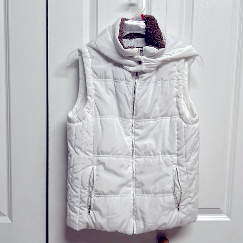 The Zenana White Brown Pocket Zipper Puff Hood Vest Size M